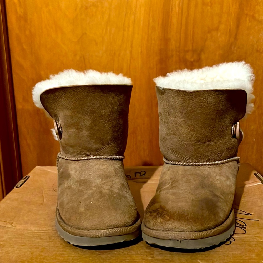UGG Bailey Button short boots. Sz 7. Gently used. Chestnut color
